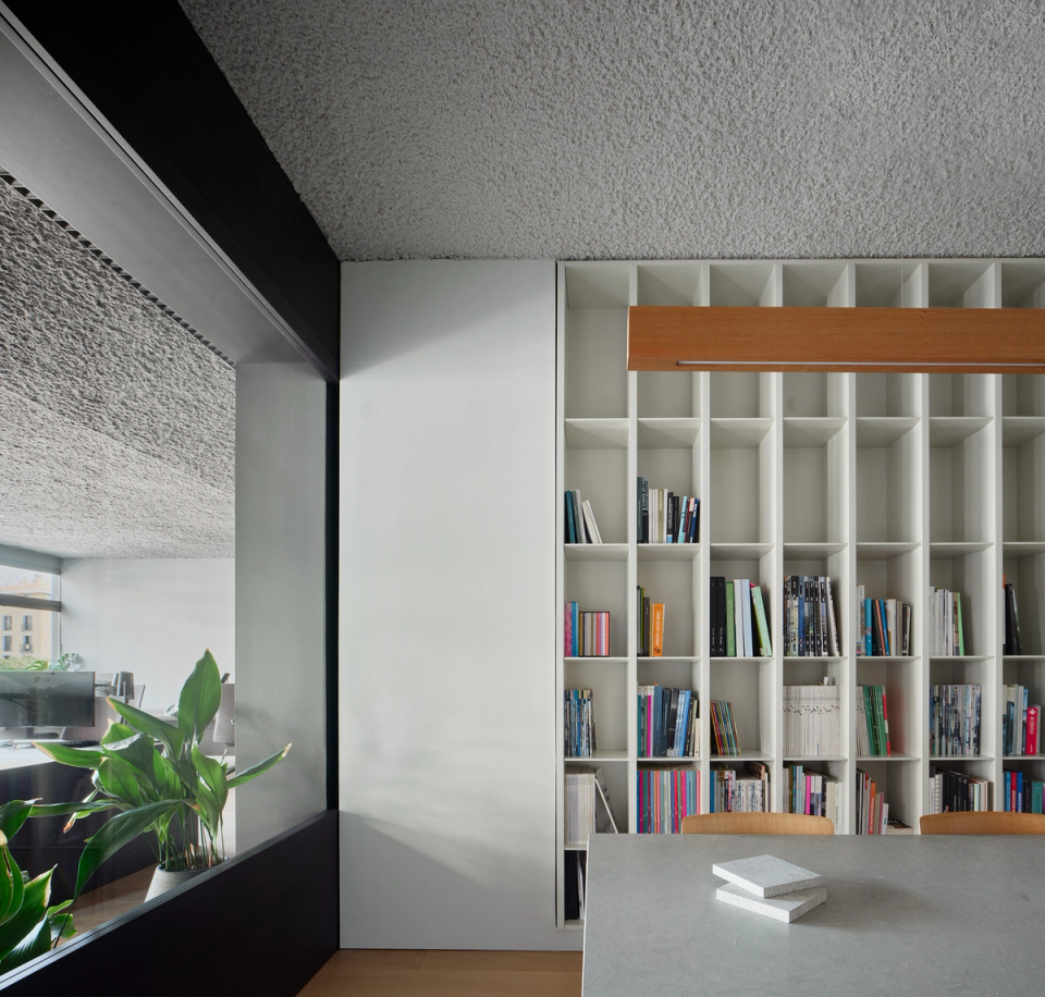 Reform of studio with an integrated meeting room and custom shelving that bring order and functionality to interior spaces. This studio renovation combines glass, minimalist furniture and natural light to create a contemporary, professional and welcoming atmosphere.