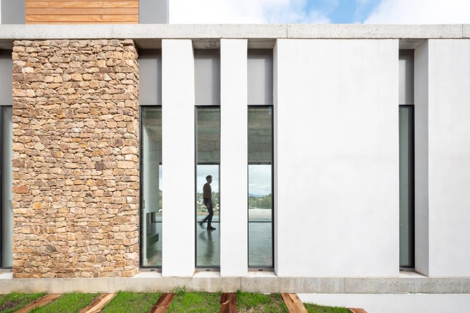 Contemporary detached single-family home located in a privileged setting with open views of the sea and Mediterranean landscape. The minimalist volumetry, combined with natural stone and large openings, creates elegant architecture integrated into the surroundings and designed to maximize natural light.