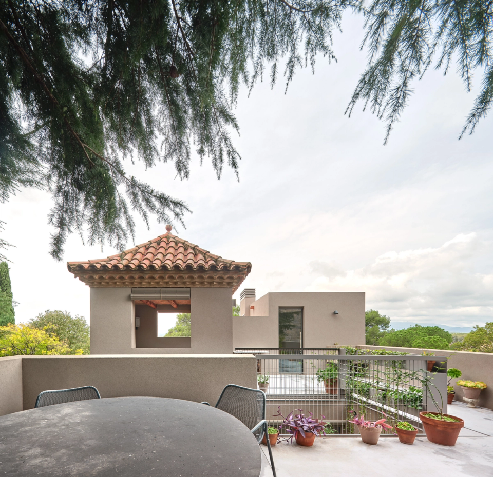 Housing renovation with an open terrace that connects different levels of the house and expands outdoor living areas. The renovation integrates vegetation, natural light and open spaces to enhance the relationship with the surroundings and everyday comfort.