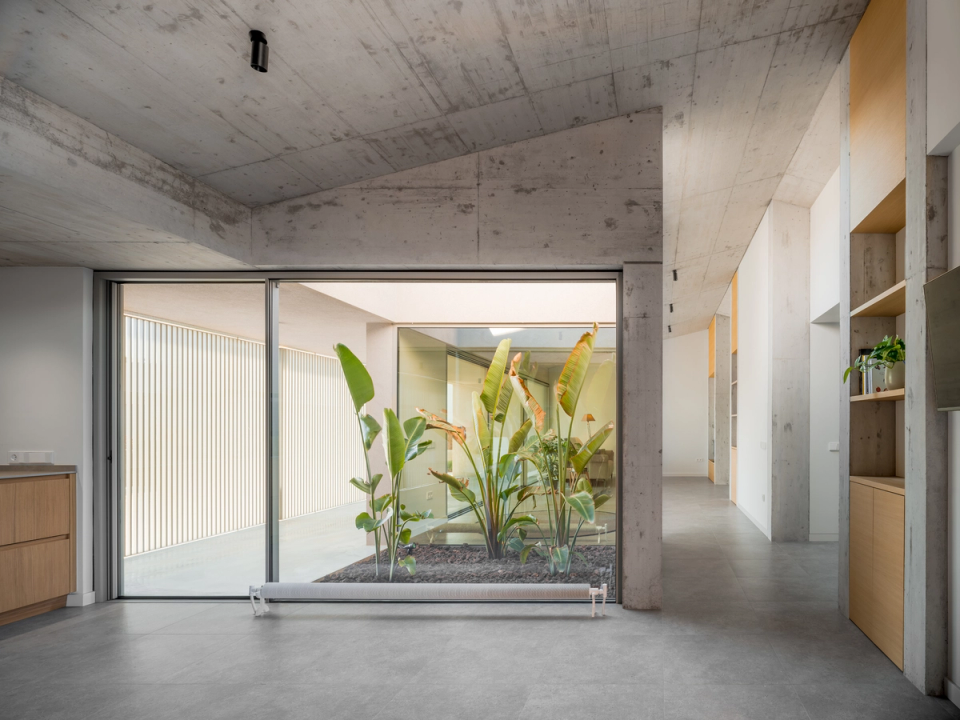 This single-family home integrates architecture, light, and nature through an interior courtyard that acts as the central axis of the space. Exposed concrete, large glass surfaces, and minimalist finishes create a contemporary, elegant, and functional atmosphere, enhancing the visual relationship between interior and exterior.