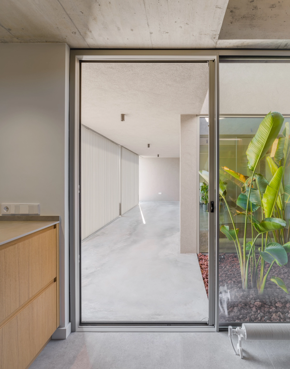 This single-family home stands out for its minimalist architecture and attention to construction details, creating bright, fluid spaces connected to the outdoors. Views toward the interior courtyard and the combination of neutral materials provide serenity, spaciousness, and a contemporary residential experience designed for well-being.