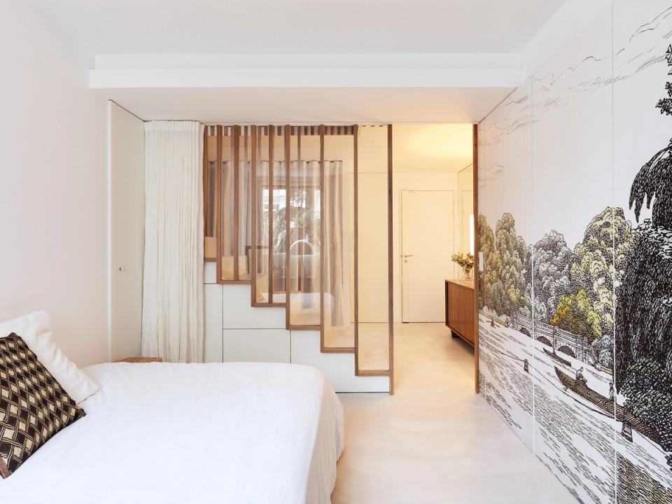 The renovation reorganizes the interior spaces with bespoke solutions that bring spaciousness, brightness and visual continuity. The separation between rooms is resolved through a lightweight wood and glass structure that maintains the connection between spaces while reinforcing the minimalist and contemporary aesthetic of the home.