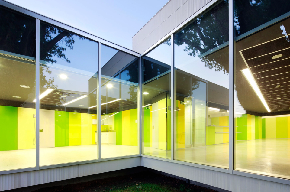 In the remaining openings of the building, solar protection filters have been incorporated to regulate the entry of natural radiation and improve interior comfort. These elements help reduce overheating during periods of high solar exposure, control glare, and optimize the use of natural light, thus contributing to greater overall energy efficiency.