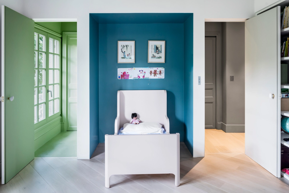 Interior renovation of a children’s bedroom designed to enhance light, color, and functionality within a welcoming and contemporary environment. The project combines soft tones with vibrant color accents, integrating custom furniture and open spaces that encourage comfort, play, and the room’s unique personality.