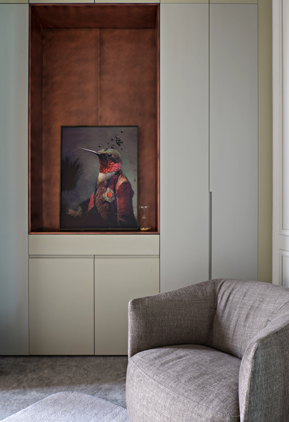 The interior renovation of this space integrates custom-made furniture and decorative elements to create an elegant and balanced composition. The built-in volume combines neutral finishes with a niche clad in warm tones that adds depth and prominence to the central artistic piece. The minimalist lines of the furniture, together with soft textures and a refined color palette, reinforce a contemporary and welcoming atmosphere designed down to the smallest detail.