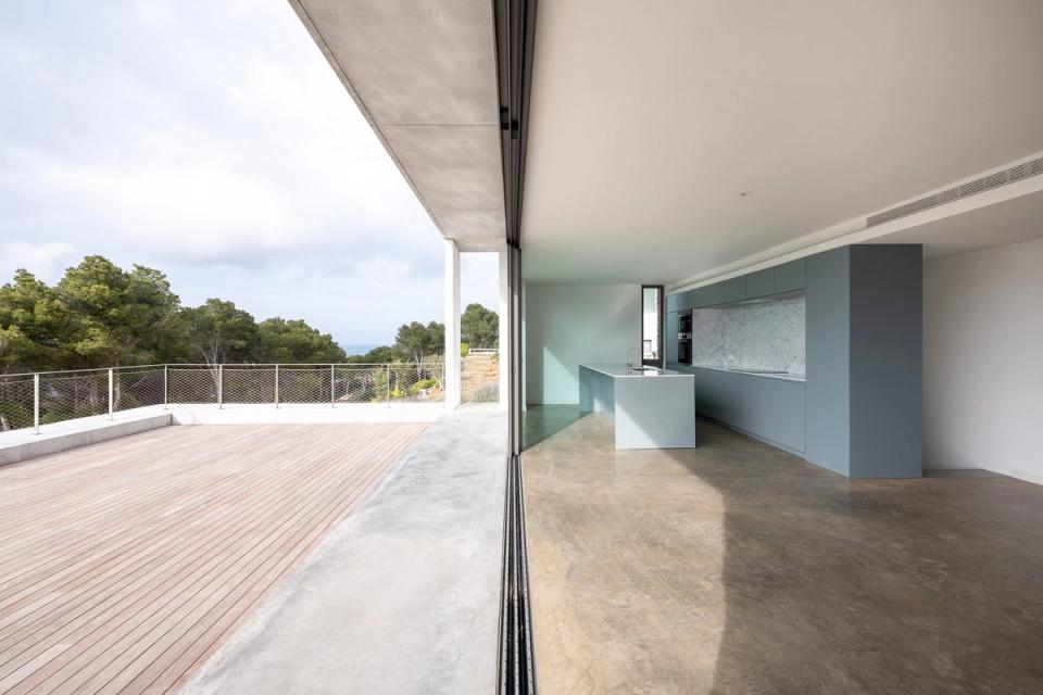 Detached single-family home with spacious, bright interiors and minimalist lines. The open-plan kitchen and continuous finishes enhance the sense of spaciousness, while large windows naturally and elegantly connect the interior spaces with the outdoors.