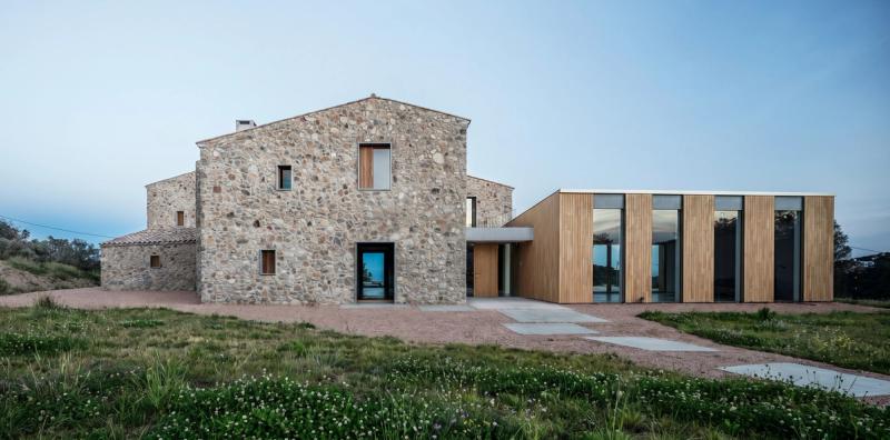  Reforma integral de una masía en el Baix Empordà. Vista de la fachada principal y anexo de obra nueva. Reforma arquitectónica.