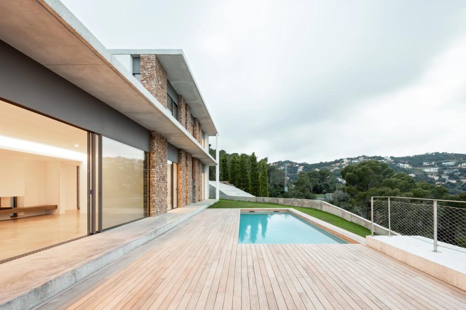 Contemporary detached single-family home with open-plan spaces and a strong connection to the outdoors. Large sliding openings integrate the kitchen and living area with the terrace, enhancing natural light, spaciousness, and landscape views.