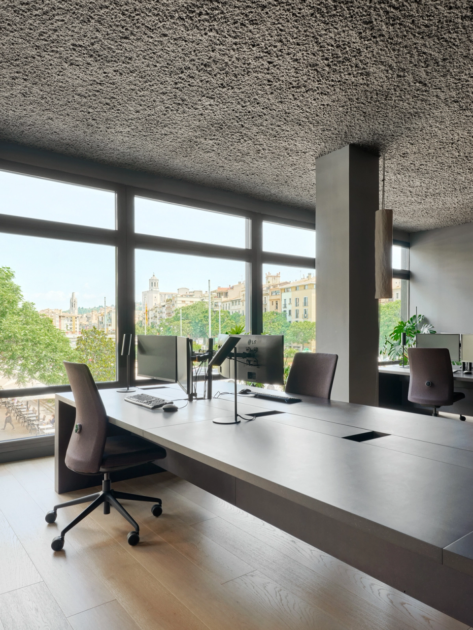 Reform of studio with large panoramic windows that fill the workspaces with natural light and urban views. This studio renovation combines minimalist furniture, contemporary materials and an open layout to create a professional, bright and comfortable environment.