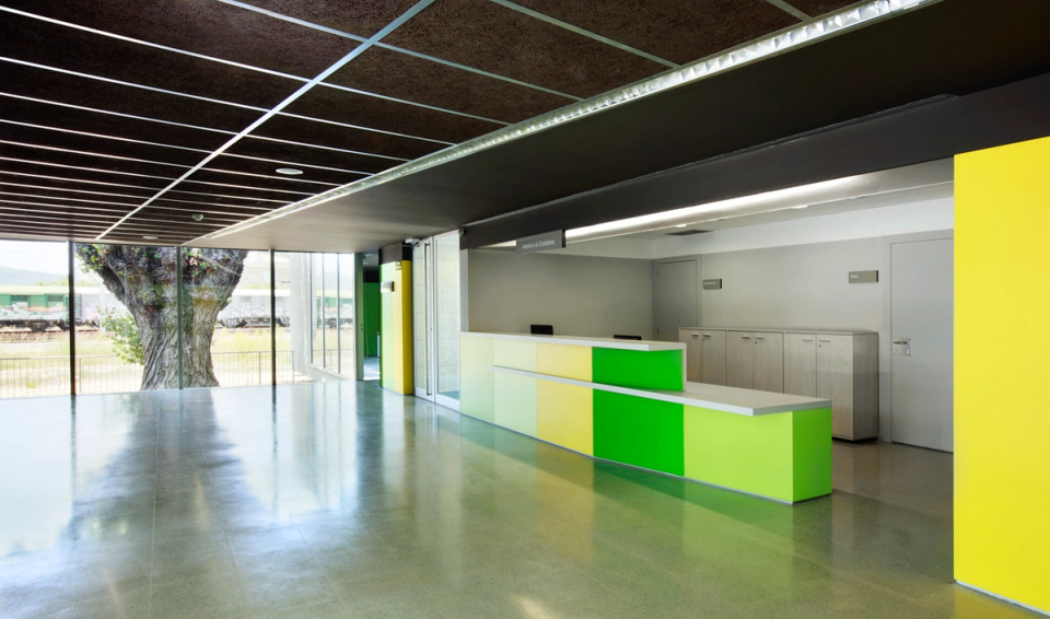 The CAP de Sant Vicenç is surrounded by large glazed enclosures that favor transparency and visual connection between the different spaces of the center. The interior lighting and the finishes in green and yellow tones reinforce a contemporary atmosphere, bright and oriented to the well-being of users.