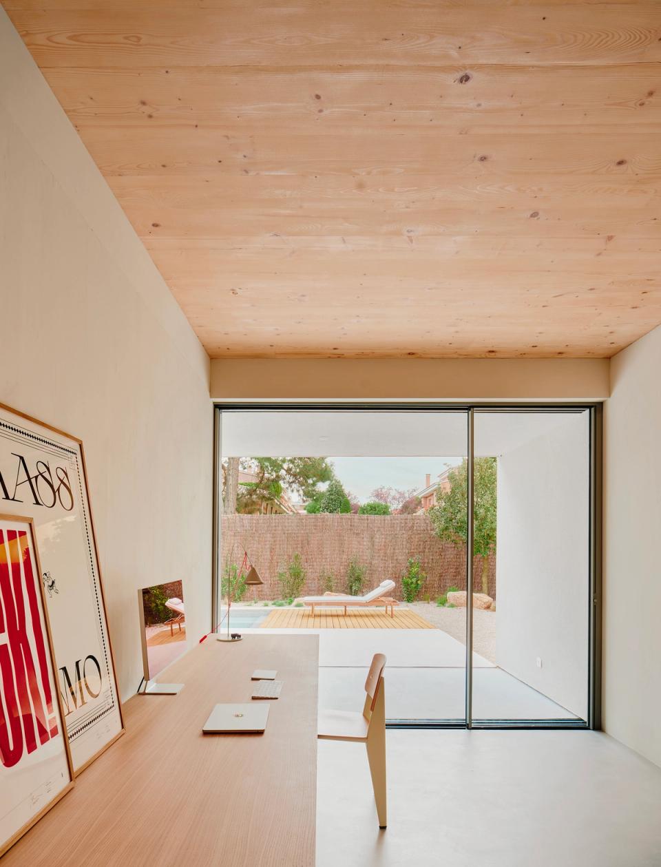 House in Girona with an open-plan layout organizing interior spaces around a large central living area. This house in Girona prioritizes connections between environments, natural light, and a fluid relationship with outdoor spaces