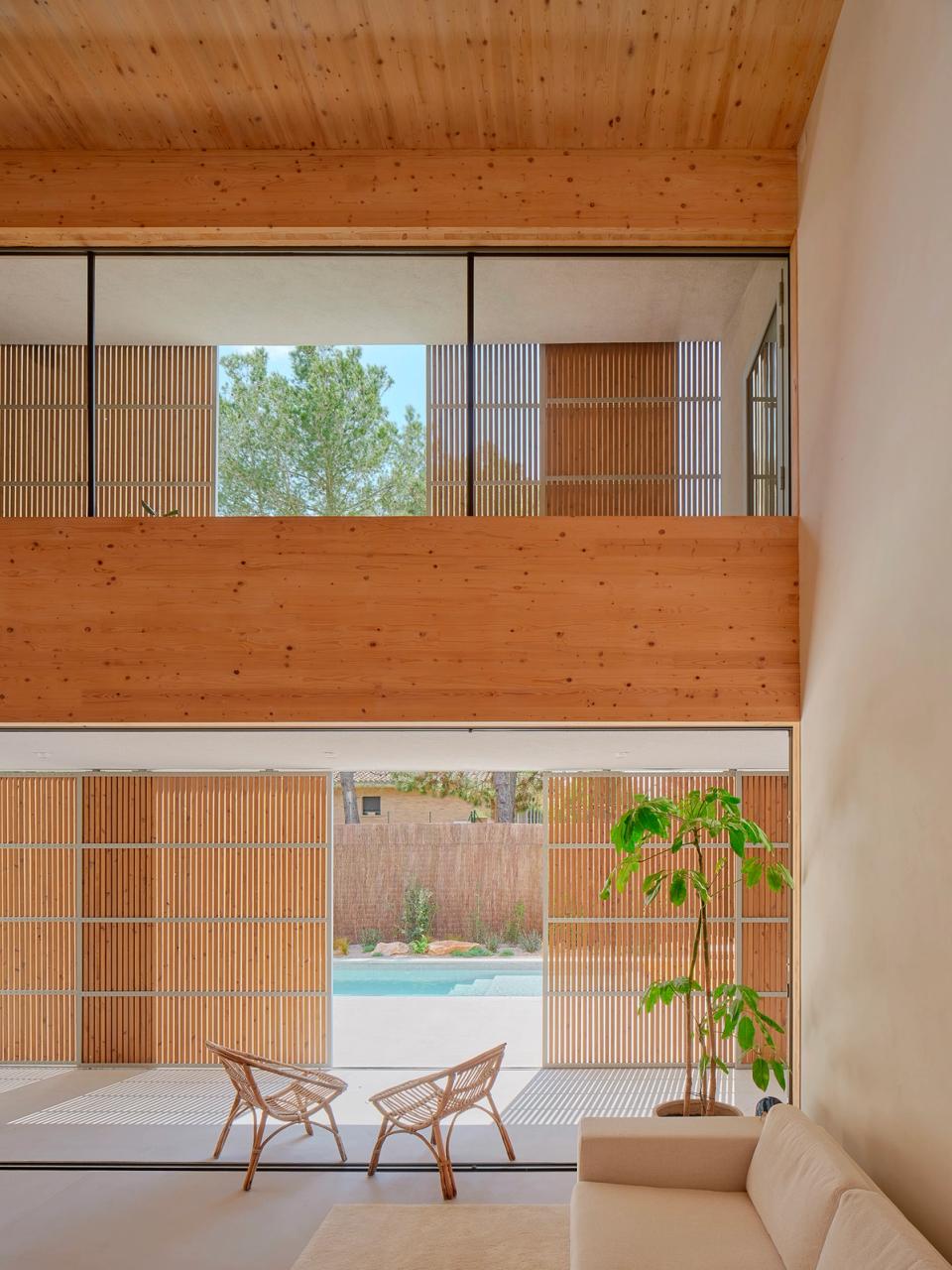 House in Girona with open spaces and passive systems that improve interior comfort and the home's energy efficiency. This house in Girona incorporates solar protection, natural ventilation, and large openings to enhance light, sustainability, and connection with the outdoors