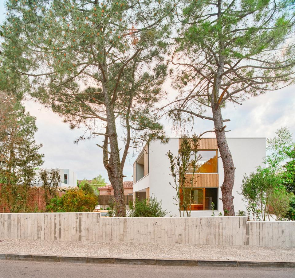 House in Girona integrated among the trees and organized around outdoor spaces that connect the garden with the home. This house in Girona combines contemporary architecture, natural light, and a balanced relationship between privacy and openness to the surroundings