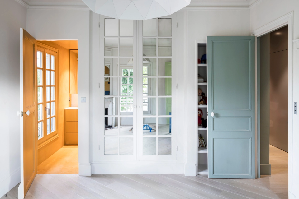Interior renovation of a residential space combining brightness, classical carpentry, and contemporary finishes to create a warm and functional atmosphere. The project focuses on visual integration between rooms, enhancing natural light and incorporating custom-made solutions that provide order, spaciousness, and aesthetic coherence.