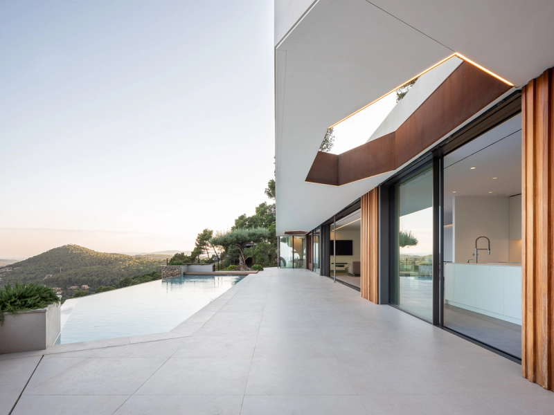 Detached house of contemporary architecture with clean lines with a strong connection to the landscape, through large glass surfaces. With views of the landscape of the Costa Brava.