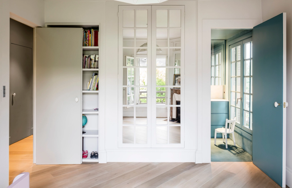 Interior renovation of a residential space that restores the original classical elegance through moldings, large openings, and the careful restoration of the central fireplace. The project enhances natural light and the connection with the outdoors, combining historical elements with contemporary finishes to create a luminous, balanced, and timeless atmosphere.