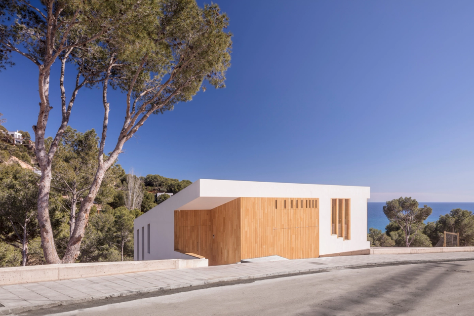 House that captures the sunlight and the views