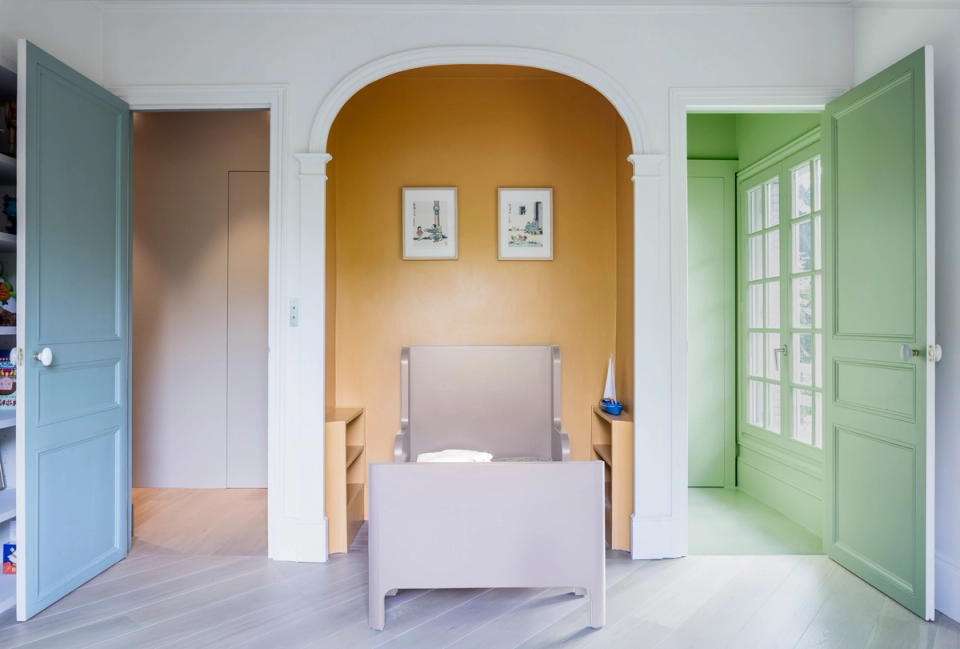 This interior renovation embraces a delicate and elegant color palette that brings personality and brightness to the spaces. Pastel tones, together with classical arches and restored original carpentry, create a harmonious and sophisticated atmosphere with a clear balance between tradition and modernity. The open layout and natural light enhance the sense of spaciousness, while architectural details and soft finishes transform the room into a welcoming, functional, and stylish space.