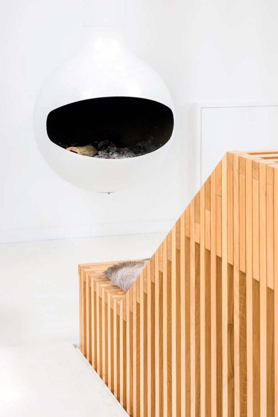  This full renovation combines contemporary elements and natural materials to create a warm and minimalist atmosphere. Bespoke wooden details and the suspended fireplace add personality and reinforce the elegance of the interior.