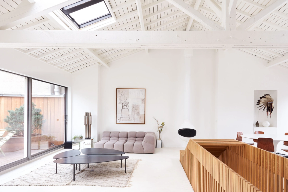 This full apartment renovation transforms the interior into an open, bright and contemporary atmosphere, maximizing natural light and the sense of spaciousness. The restoration of the original wooden structure, painted white, adds architectural character and personality to the home, while warm materials and minimalist furniture create an elegant balance between comfort, functionality and design. Large openings visually connect the interior with the exterior, reinforcing spatial continuity and the environmental quality of the renovation.