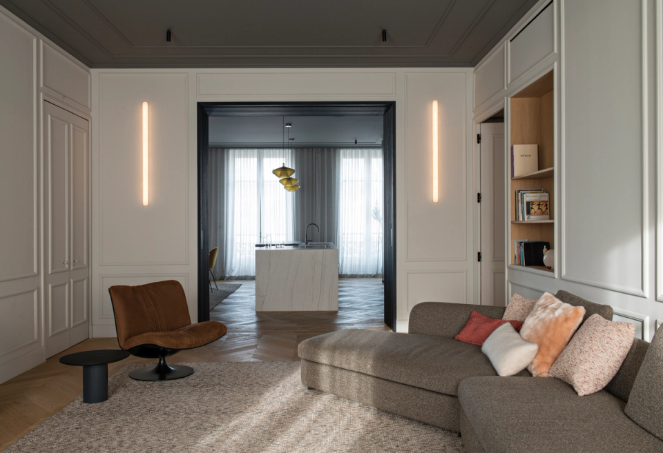The interior renovation of this home redefines the spaces with a sophisticated proposal that combines classical details and a contemporary language. Original moldings, decorative ceilings, and herringbone parquet flooring are complemented by organically shaped furniture and carefully designed lighting, creating elegant, warm environments visually connected to enhance the sense of spaciousness and continuity.