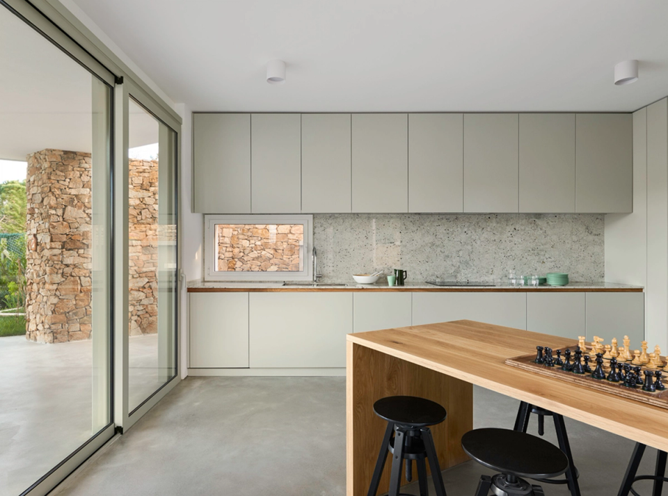 Detached single-family home with an open and functional layout that promotes visual connection between the different interior spaces and the outdoor areas. The combination of large glazed surfaces, minimalist finishes, and warm materials creates bright, elegant contemporary architecture integrated into the surroundings.