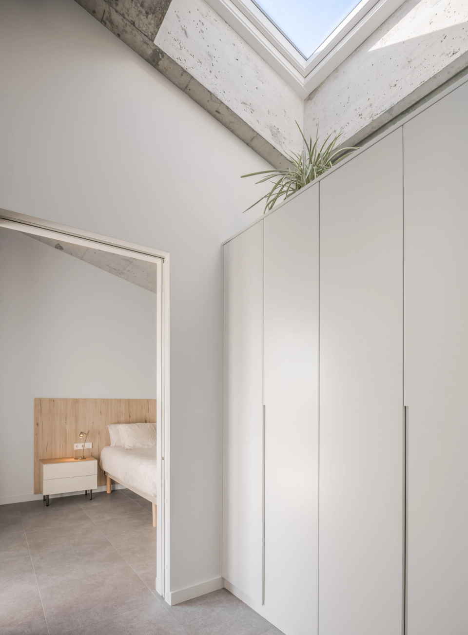 This single-family home prioritizes functionality and natural light through clean spaces, neutral materials, and a layout designed for everyday comfort. Upper openings and minimalist finishes reinforce the sense of spaciousness while creating a warm, balanced, and contemporary atmosphere.