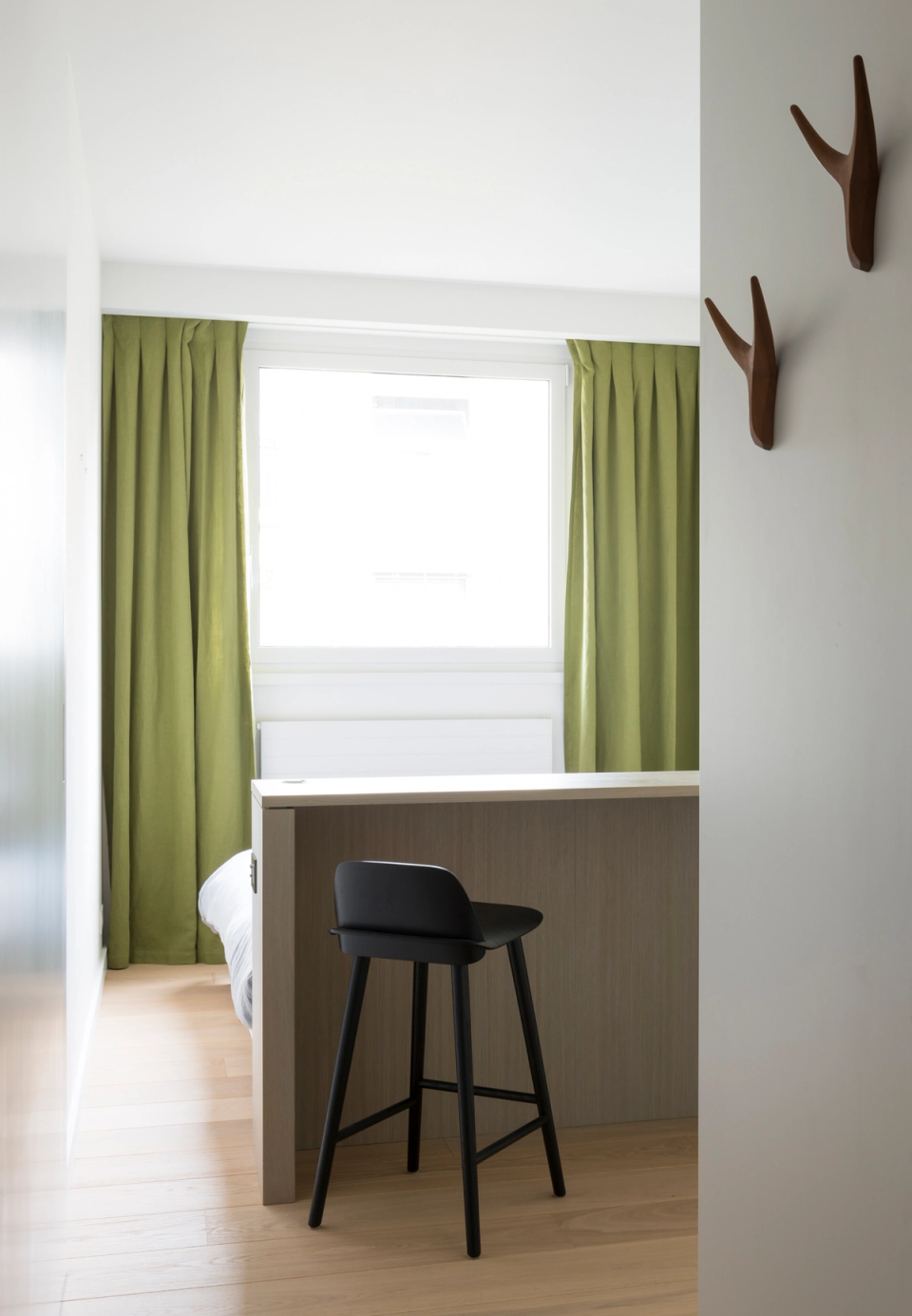 Minimalist-style interior renovation with an elegant and functional composition combining neutral tones, natural wood, and refined lines. Soft light, integrated furniture, and contemporary details create a serene, warm, and balanced atmosphere, enhancing the feeling of spaciousness and sophistication.