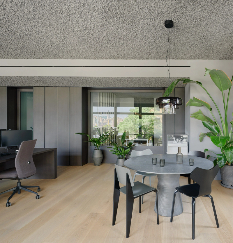 Renovation of a studio in the center of Girona. Table designed by 05 AM arquitectura, with a ceramic base.