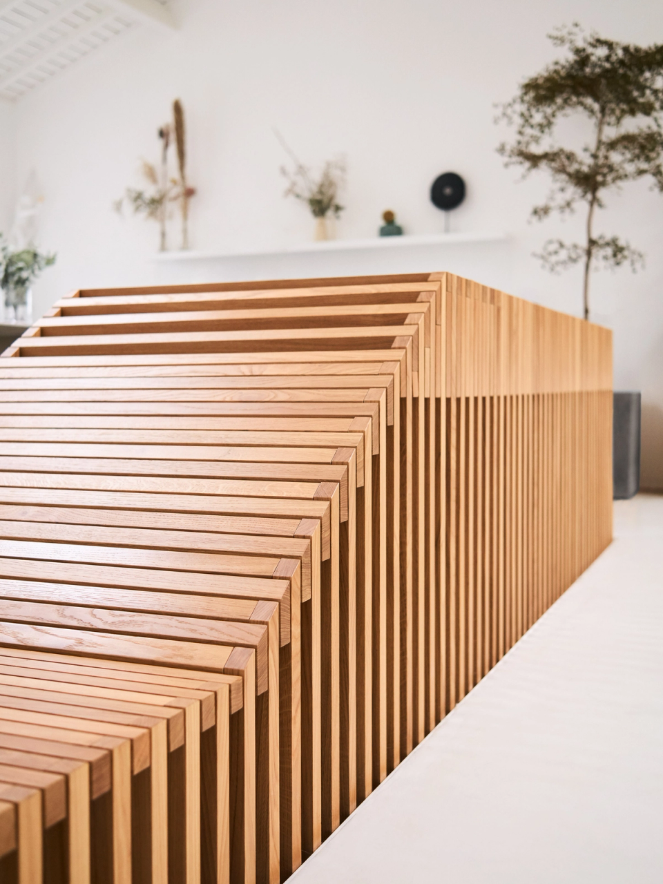  This full renovation stands out for its natural wood finishes and bespoke architectural details, which bring warmth and personality to the interior. The minimalist design and clean lines reinforce the contemporary aesthetic of the home.