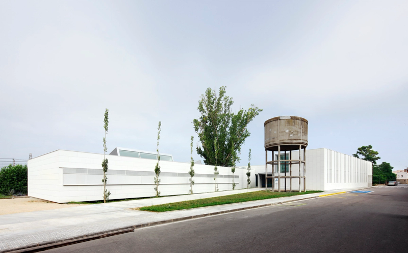 Primary Care Center. Building with horizontal lines near the sea.