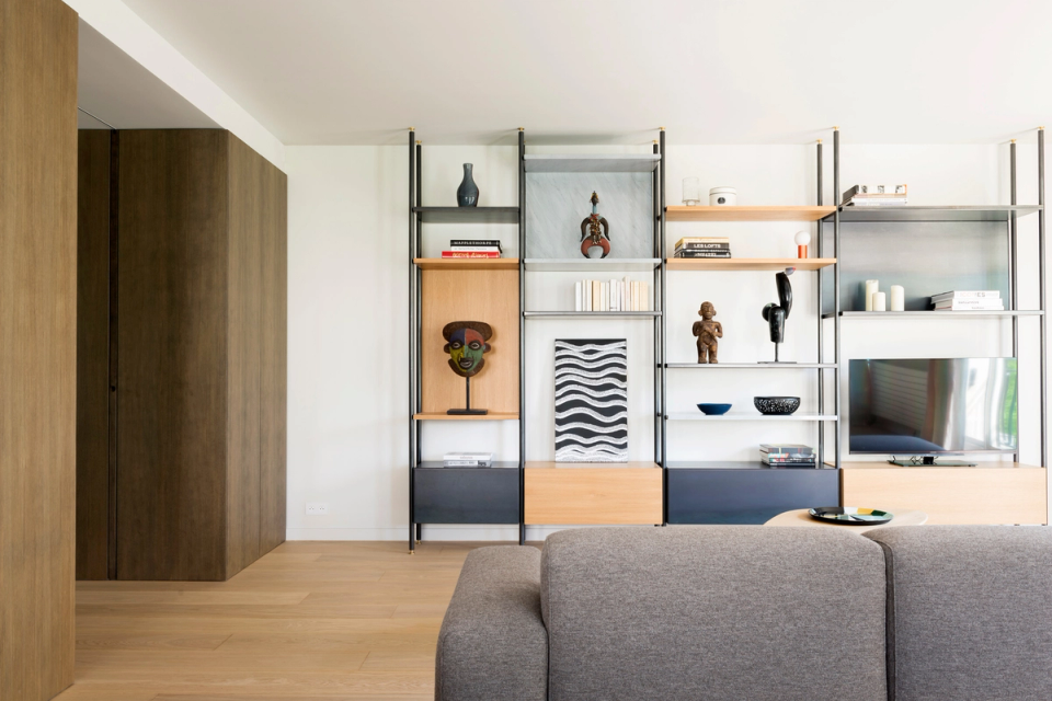 The interior renovation combines functionality and elegance through lightweight integrated furniture that structures the space without losing visual openness. Natural wood, metal lines, and carefully curated décor create a contemporary and welcoming atmosphere, enhancing the brightness and warmth of the living room.