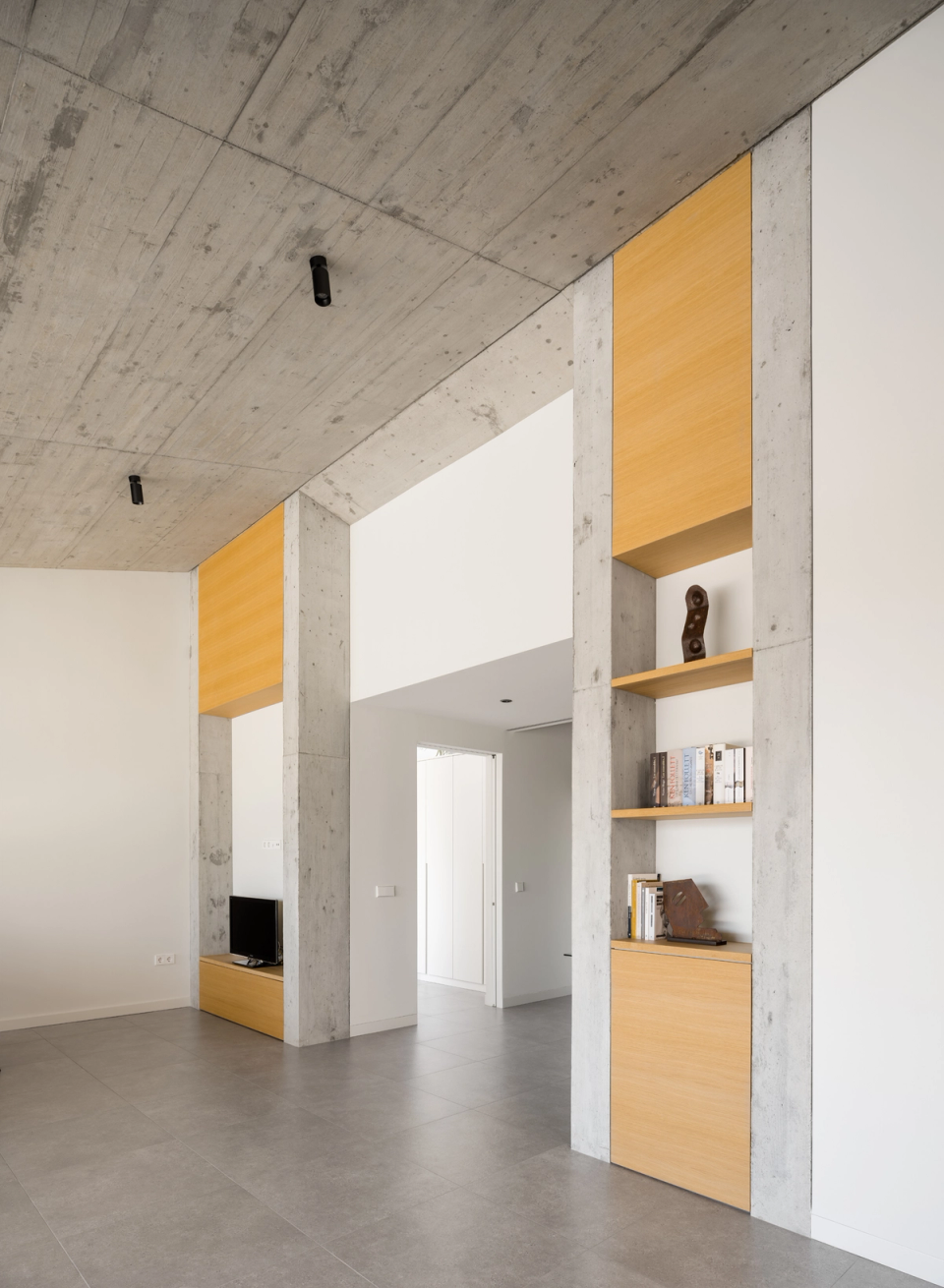 This single-family home stands out for its combination of noble materials and pure architectural lines, creating spacious, bright, and functional interiors. Exposed concrete and natural wood bring warmth and character to a contemporary proposal designed to enhance comfort, natural light, and the connection between architecture and interior design.