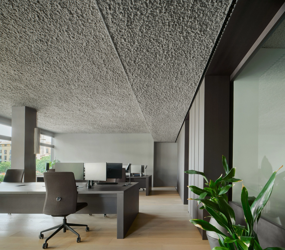 Reform of studio with open workspaces and glass partitions that provide spaciousness and visual continuity. This studio renovation combines contemporary finishes, natural light and indoor vegetation to create a functional, elegant and comfortable environment.