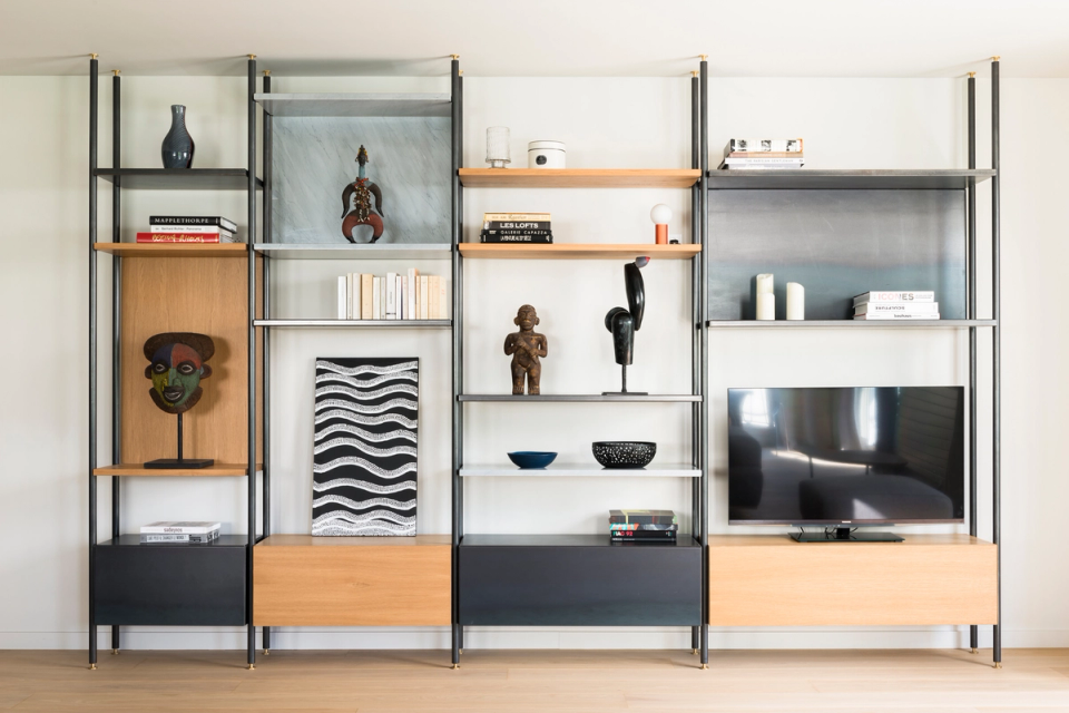 Contemporary interior renovation with open modular metal shelving, a combination of natural wood and black steel, minimalist furniture, sculptural décor, integrated modern living room, elegant and functional interior design, industrial Nordic style, symmetrical composition, bright space with warm finishes, high-end modern interior design.