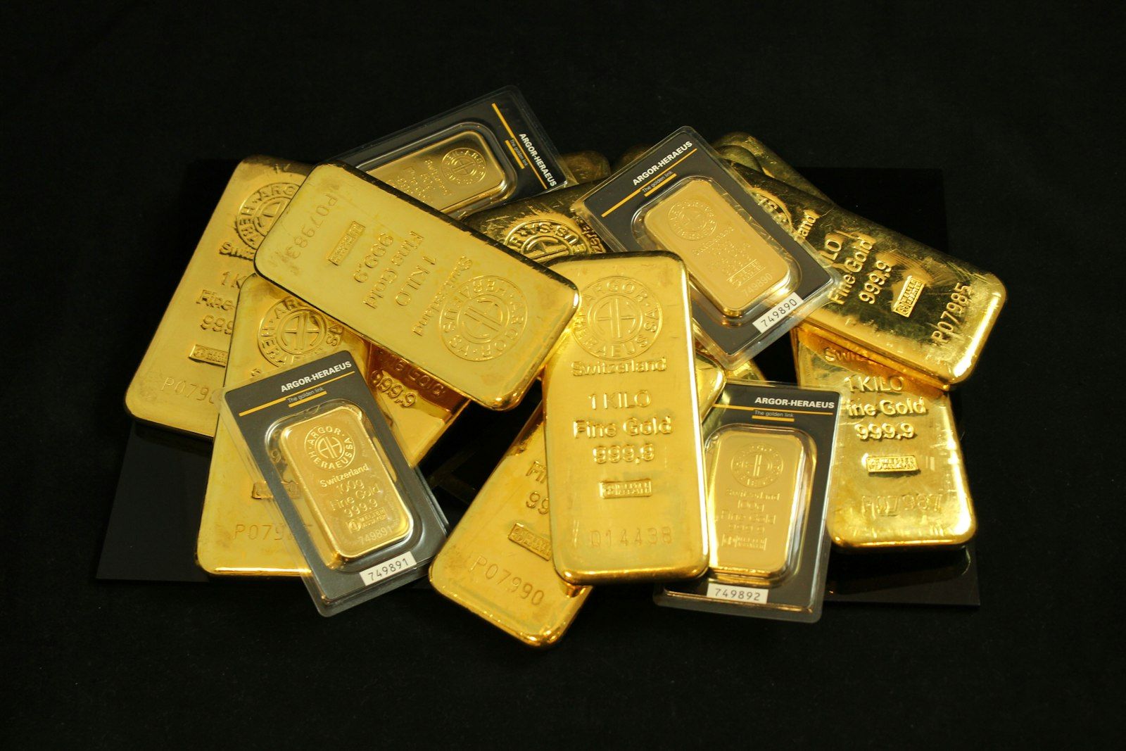 Gold bars and sovereigns under low light