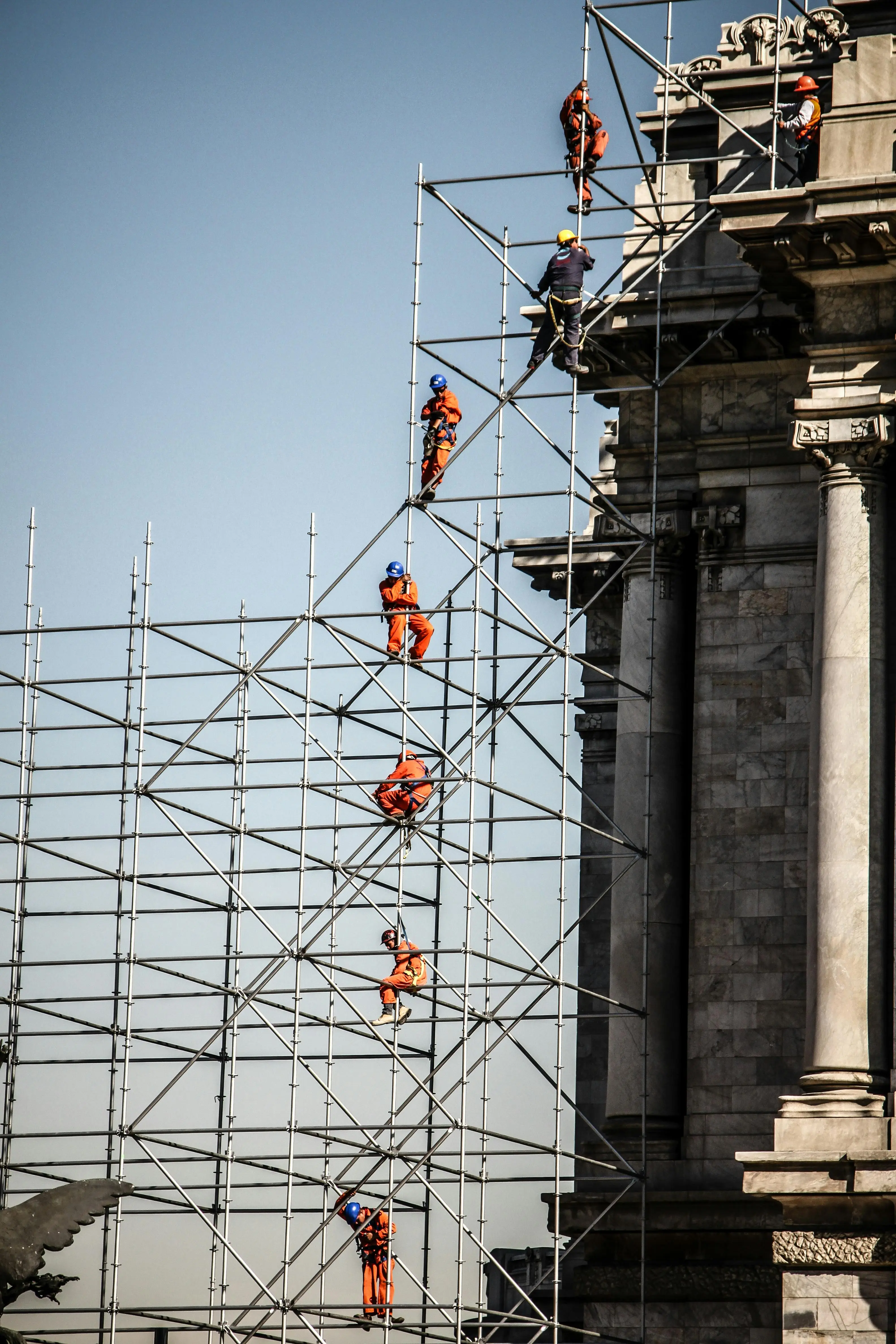 Low code automation in Construction - 7 crew members on top of scaffolding