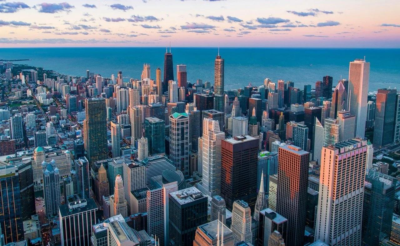 A PICTURE OF DOWNTOWN CHICAGO, IL USA
