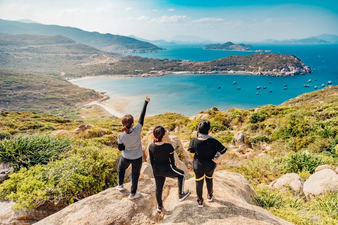 A three woman at the top of the mountain