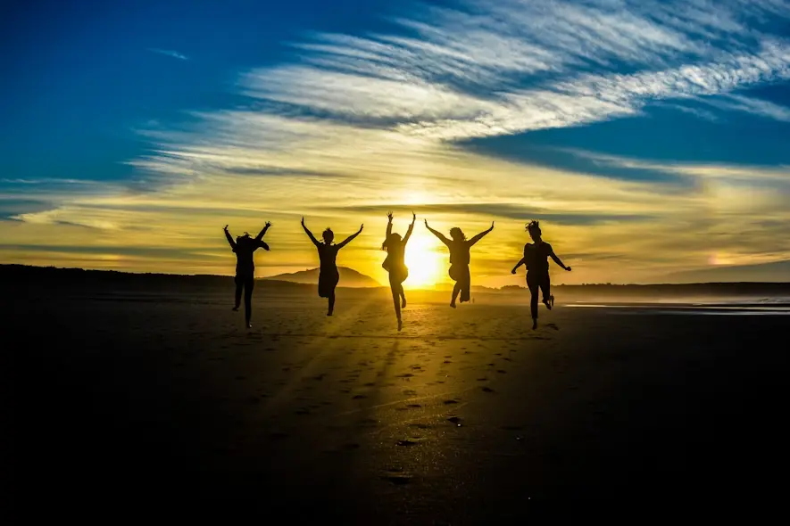 A group of people juping with a silhouete view