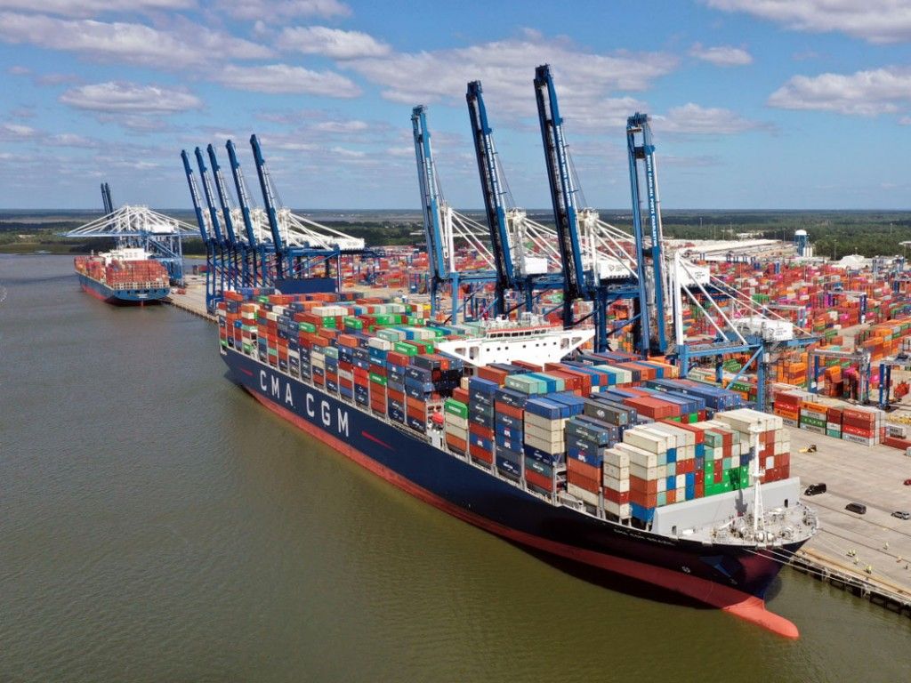 PICTURE OF A SHIP AT DOCK AT Charleston Stevedoring Company IN SOUTH CAROLINA, USA