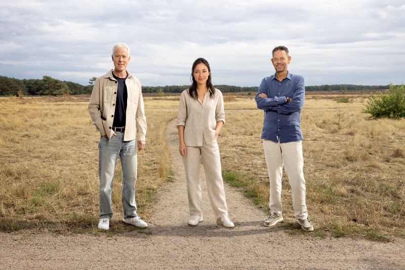 De oprichters van co-Founded by AI: Geert-Jan Smits, Mira (AI-medeoprichter, AI-gegenereerd beeld) en Jurriën Kerstholt