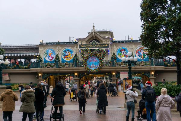 How to get from Explorers Hotel to Disneyland Paris