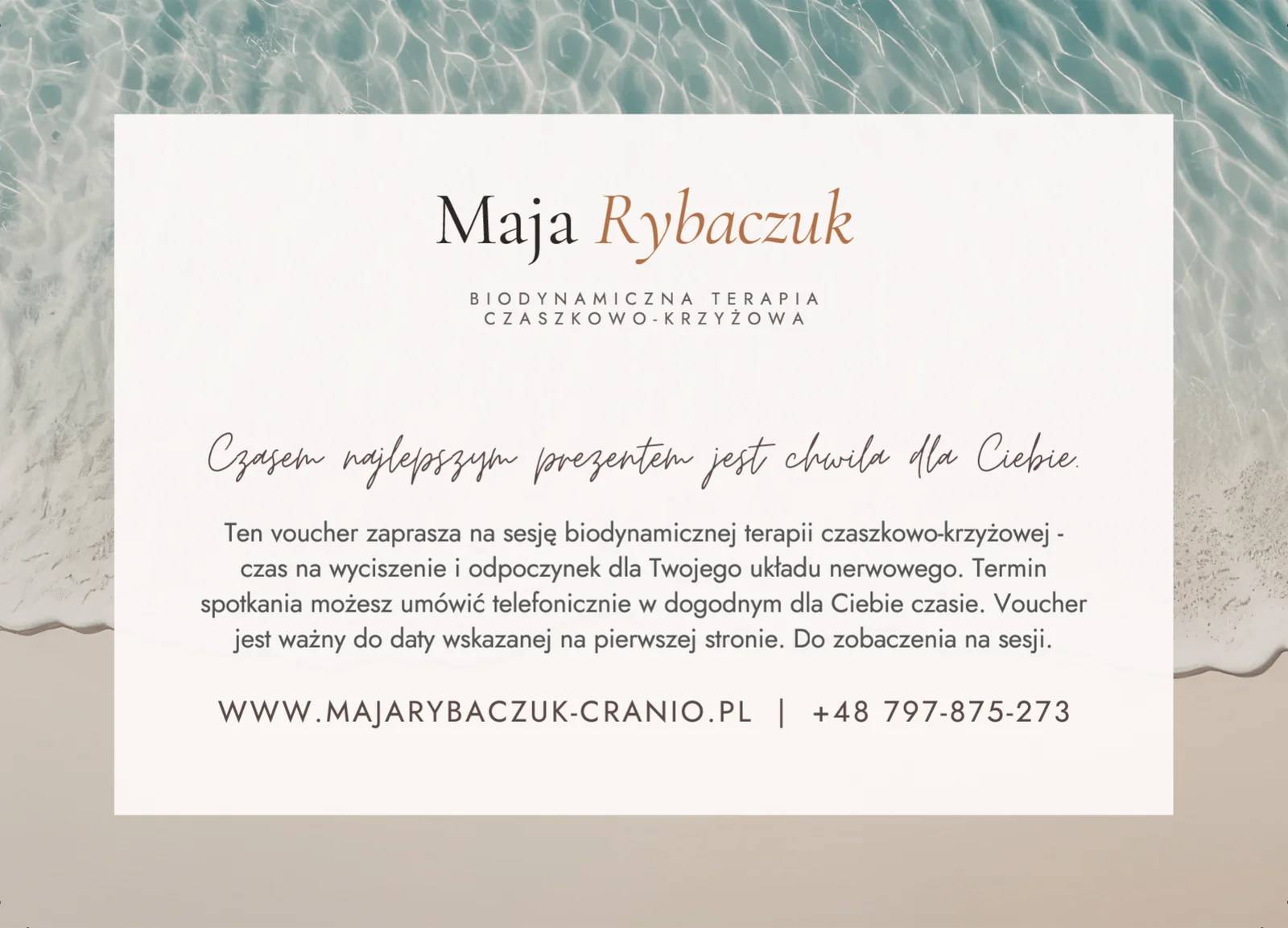 Voucher na biodynamiczną terapię czaszkowo-krzyżową, strona druga: podpis Maja Rybaczuk, tekst zaproszenia na sesję oraz adres strony i numer telefonu.