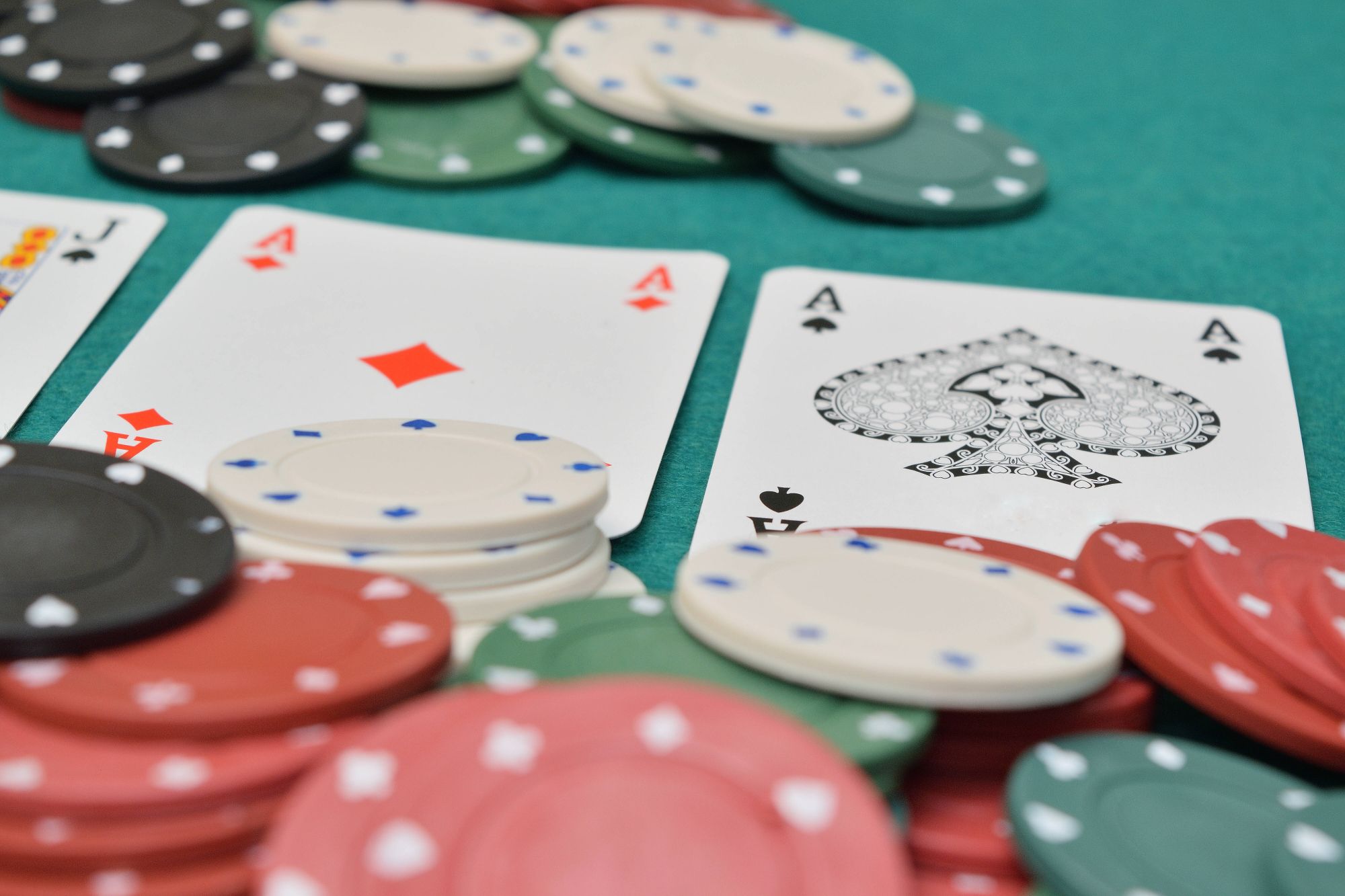 Texas Hold ‘Em vs Three Card Poker | Tipico