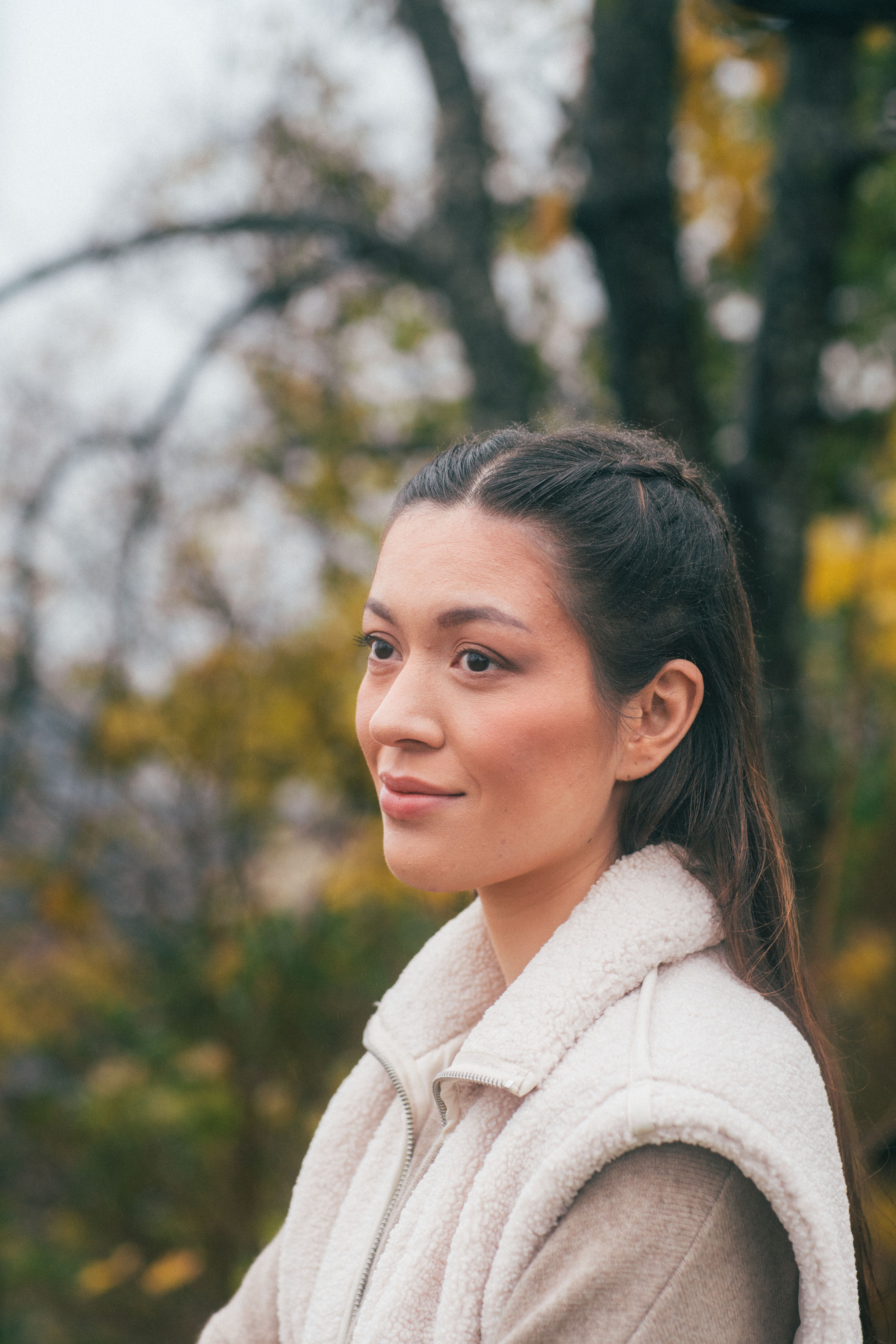 Jente ser ut i luften