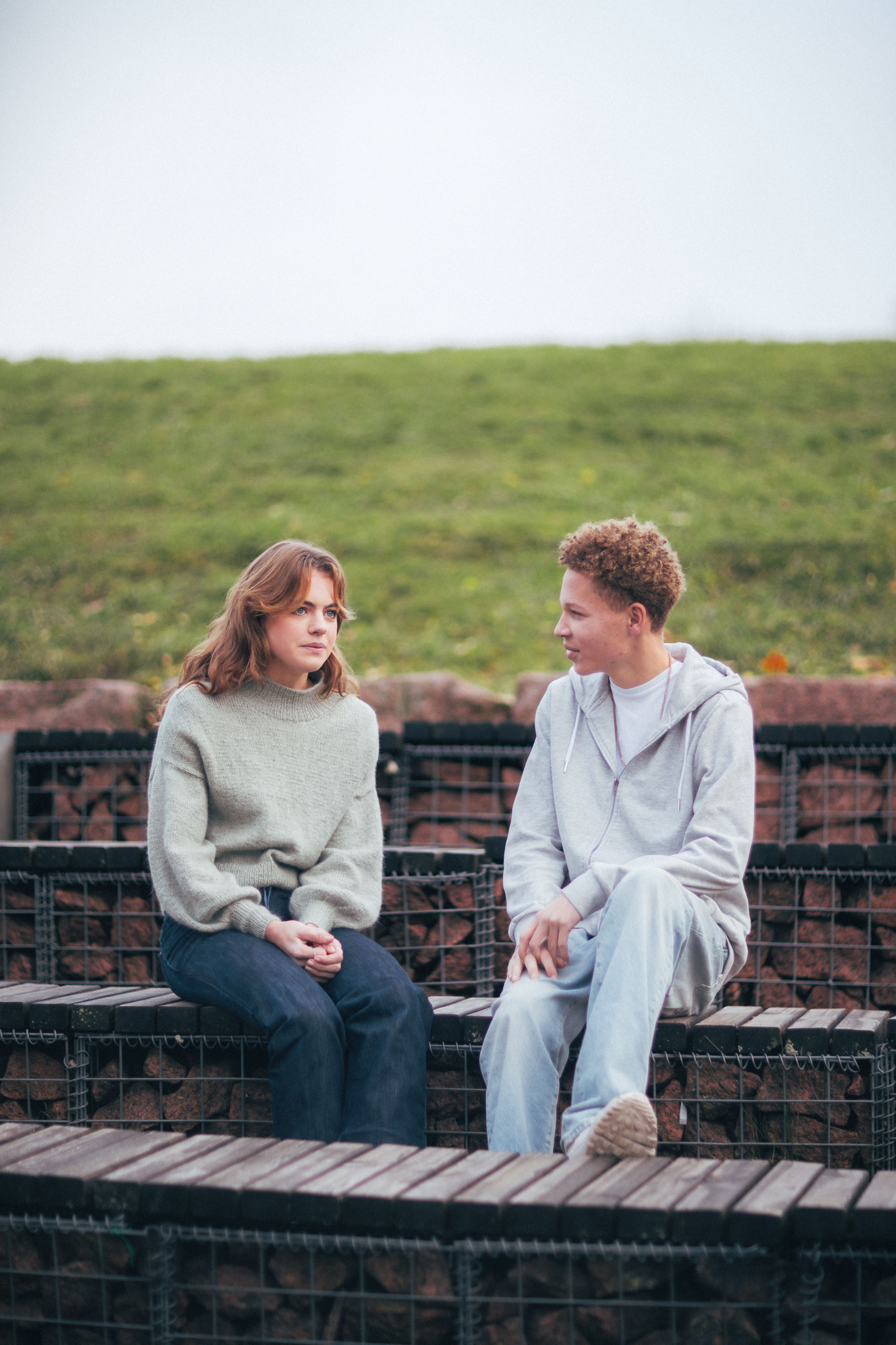 To personer som snakker sammen sittende utendørs