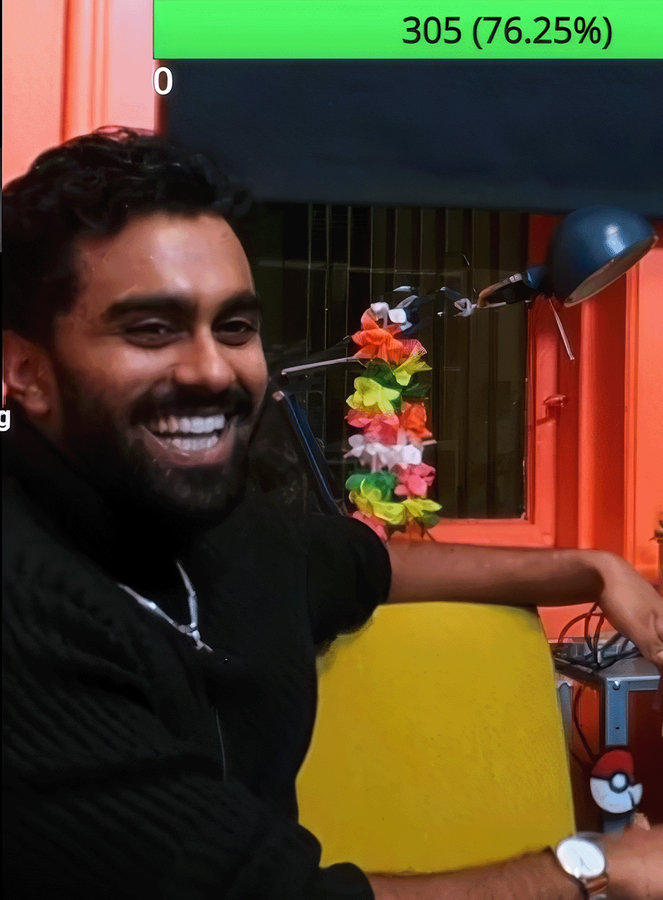 Programleder for #gameprat, Aagaash ler i studio