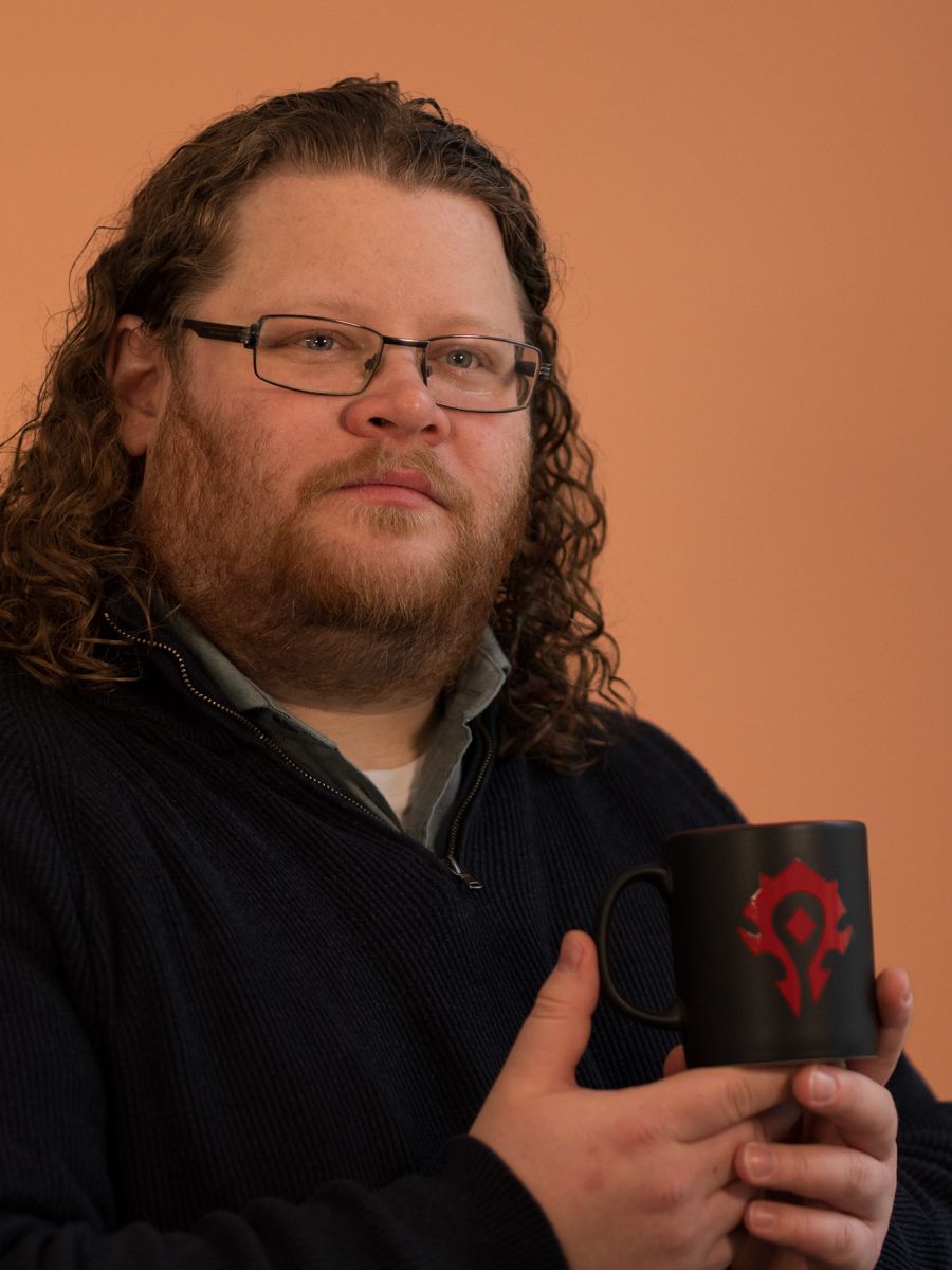 Uformelt bilde av Jone med en spesiell kopp