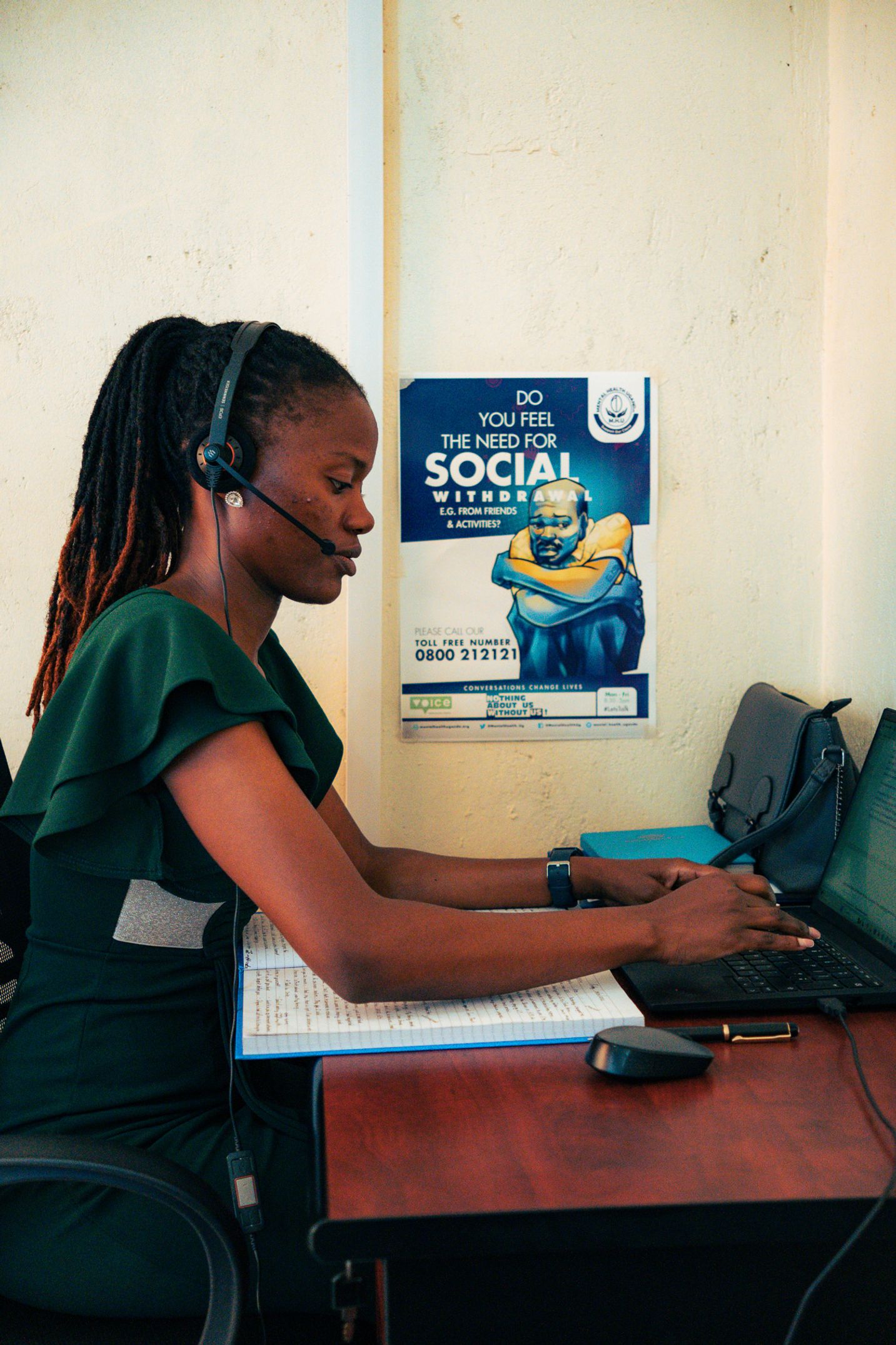 Kvinne med headset foran PC